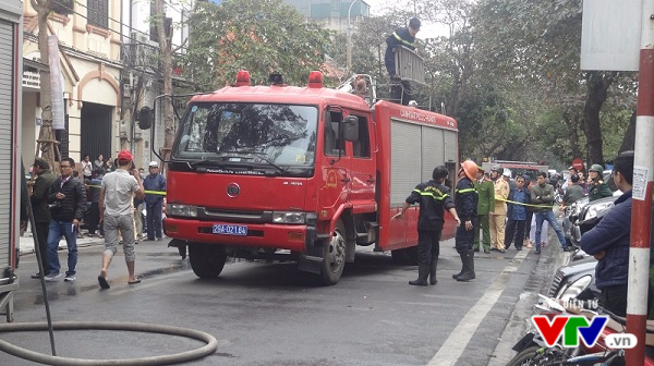 Cháy lớn tại phố Phùng Hưng, Hà Nội: Cơ bản đã được khống chế - Ảnh 2.