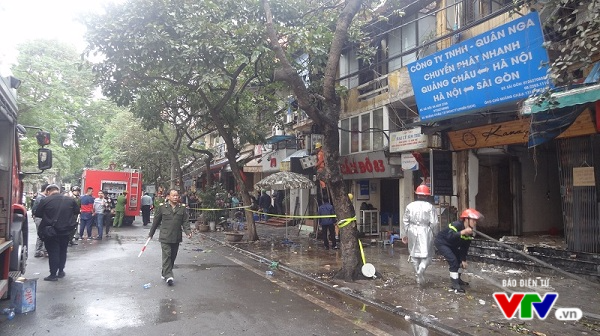 Cháy lớn tại phố Phùng Hưng, Hà Nội: Cơ bản đã được khống chế - Ảnh 4.