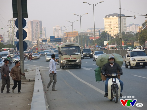 Hà Nội: Xe khách ngang nhiên đón trả khách trên đường Vành đai 3 - Ảnh 4.