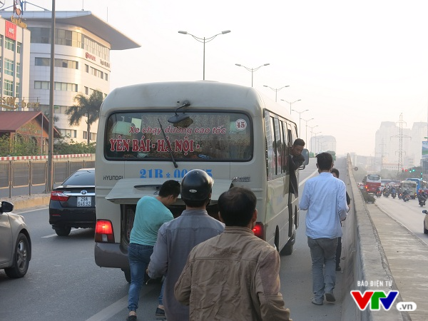 Hà Nội: Xe khách ngang nhiên đón trả khách trên đường Vành đai 3 - Ảnh 3.