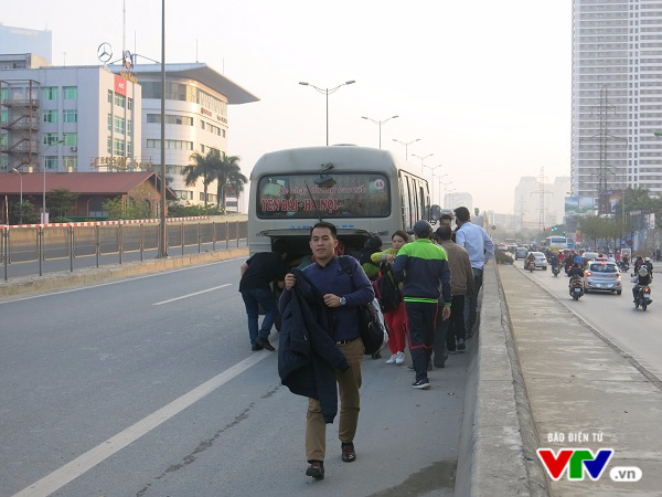 Hà Nội: Xe khách ngang nhiên đón trả khách trên đường Vành đai 3 - Ảnh 6.