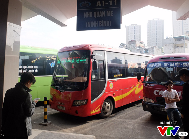 Người dân hết cảnh lạc vào ma trận tại bến xe Giáp Bát - Ảnh 2.