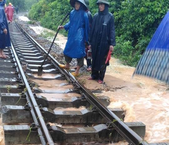 Quảng Bình: Các đoàn tàu nằm dọc đường đã về ga - Ảnh 1.