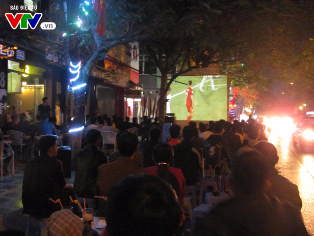 Bán kết AFF Cup Việt Nam - Indonesia: Các cửa hàng cafe như Mỹ Đình thu nhỏ - Ảnh 4.