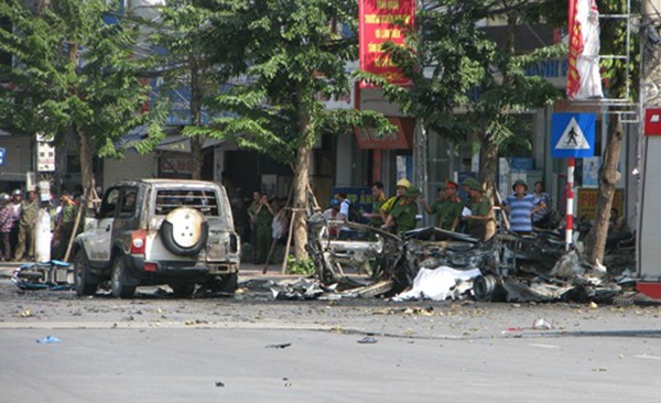 Quảng Ninh: Taxi bất ngờ phát nổ, 2 người tử vong tại chỗ - Ảnh 1.