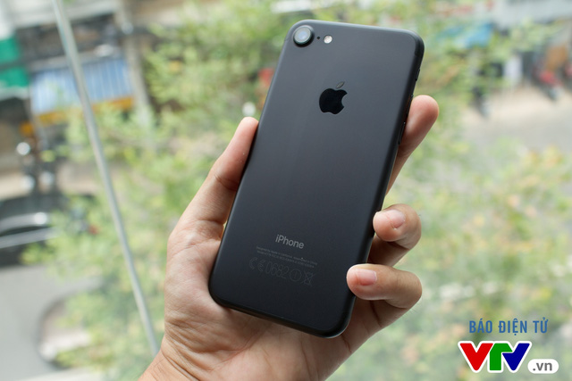 iPhone 7 giảm giá mạnh, iPhone 7 Plus bị đội giá gần 60 triệu - Ảnh 1.