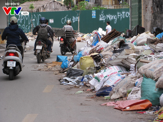 Hà Nội: Rác thải tràn ngập trên địa bàn phường Mai Động - Ảnh 3.