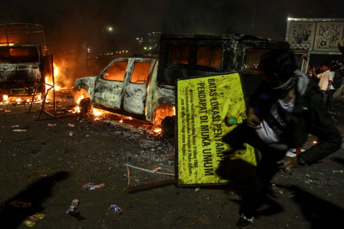 Indonesia: Biểu tình tại Jakarta leo thang thành bạo lực - Ảnh 1.