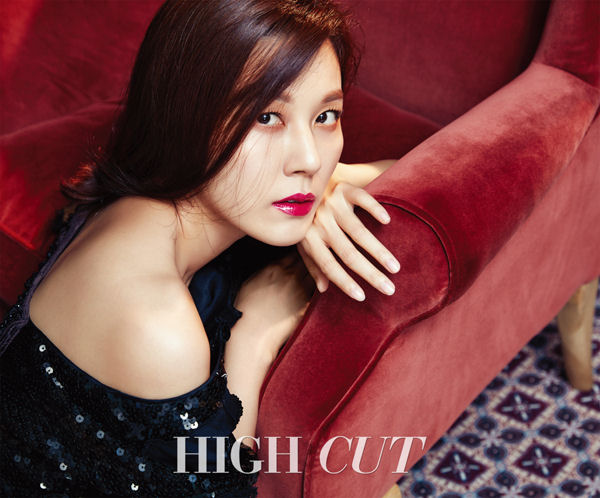 Kim Ha Neul lạnh lùng diện đồ hiệu - Ảnh 1.