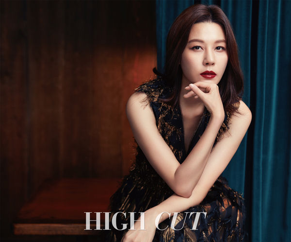 Kim Ha Neul lạnh lùng diện đồ hiệu - Ảnh 2.