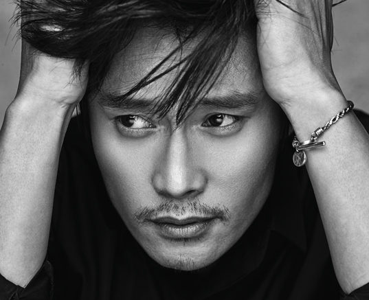 Công ty quản lý Lee Byung Hun lên tiếng về lùm xùm ôm gái lạ - Ảnh 1.