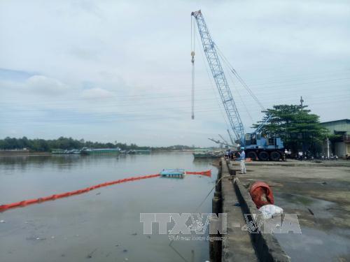 Sà lan chở thép chìm, dầu tràn trên sông Đồng Nai - Ảnh 1.