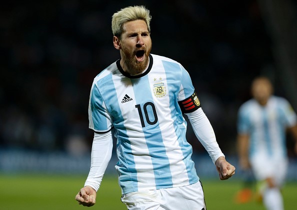 Messi tái xuất, Argentina chiếm ngôi đầu - Ảnh 1.