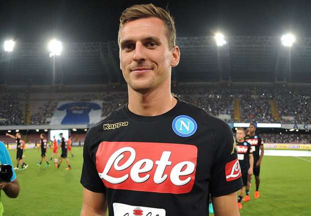 Milik khoác lên mình chiếc áo Napoli Milik khoác lên mình chiếc áo Napoli