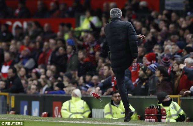 Phản ứng trọng tài, Mourinho có thể bị cấm chỉ đạo 6 trận - Ảnh 2.