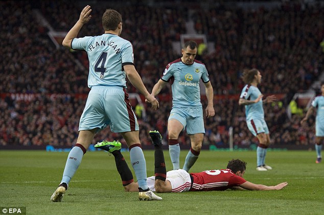 Mourinho lại bị FA sờ gáy, Manchester United thêm rối - Ảnh 1.