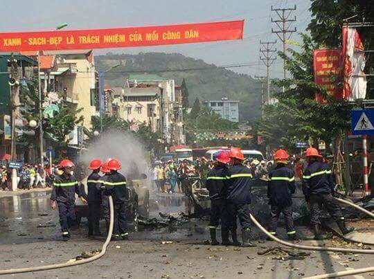 Xe taxi phát nổ kinh hoàng, ít nhất 2 người thiệt mạng - Ảnh 2.