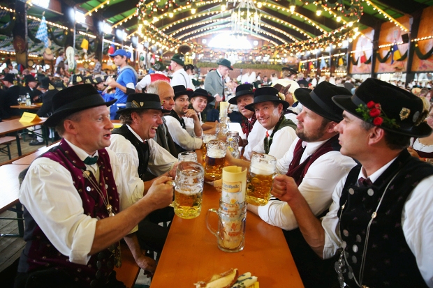 Trang phục truyền thống của lễ hội bia Oktoberfest - Ảnh 2.