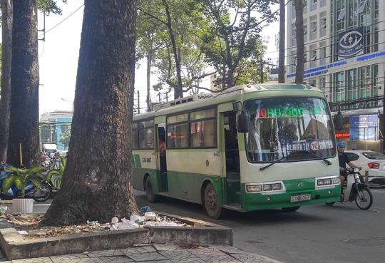 Cấm hành nghề tài xế xe bus tấn công người đi đường - Ảnh 1.