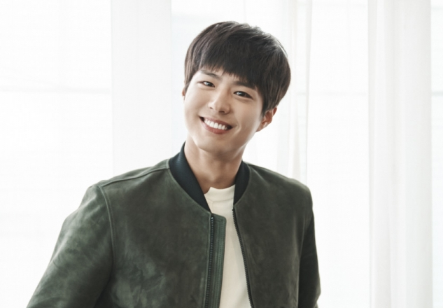 Park Bo Gum tất bật chạy show cuối năm - Ảnh 1.