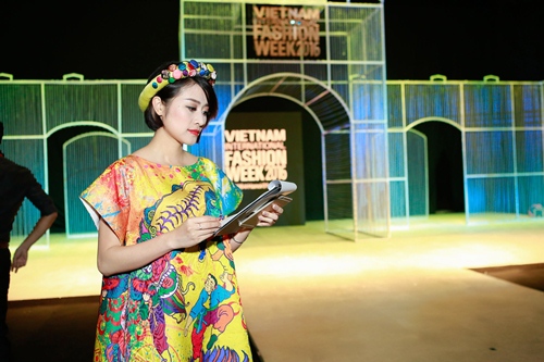 MC Phí Linh cá tính, đầy biến hóa tại Vietnam International Fashion Week - Ảnh 10.