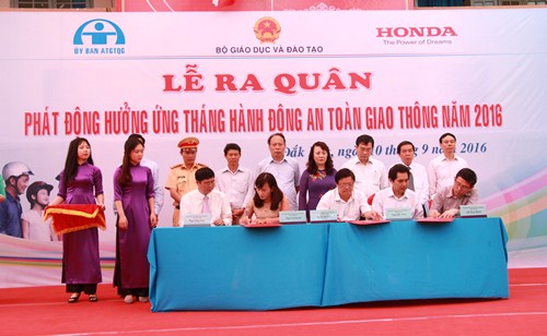 2.000 HS, SV ra quân “Tháng hành động vì an toàn giao thông” - Ảnh 1.