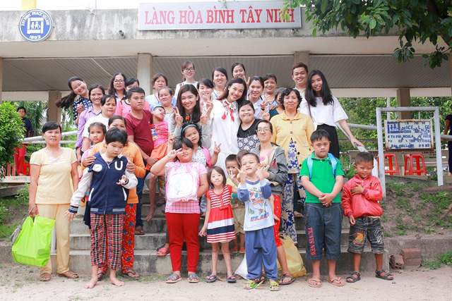 Á hậu Hoàng Oanh, Thuỳ Dung mang trung thu về với trẻ khuyết tật Tây Ninh - Ảnh 1.