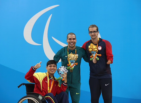 Bộ trưởng thưởng “nóng” 2 VĐV giành huy chương Paralympic - Ảnh 1.