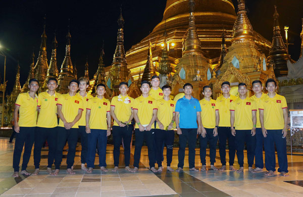 ĐT Việt Nam thăm chùa Vàng trước thềm AFF Suzuki Cup 2016 - Ảnh 2.