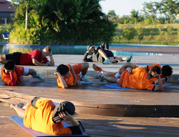 Chùm ảnh: ĐT Việt Nam thư giãn trong buổi tập đầu tiên tại Nay Pyi Taw - Ảnh 2.