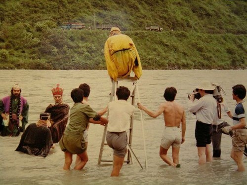 Ngắm những hình ảnh về thời quay phim thiếu thốn của Tây Du Ký 1986 - Ảnh 1.