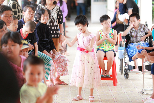 Á hậu Hoàng Oanh, Thuỳ Dung mang trung thu về với trẻ khuyết tật Tây Ninh - Ảnh 10.