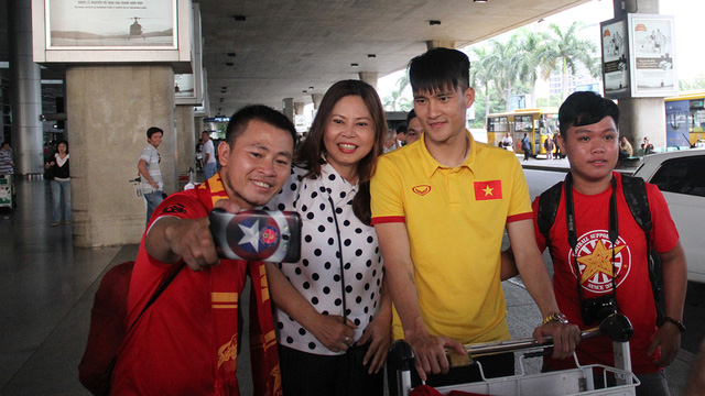 ĐT Việt Nam về đến TPHCM, sẵn sàng cho bán kết AFF Cup 2016 - Ảnh 11.