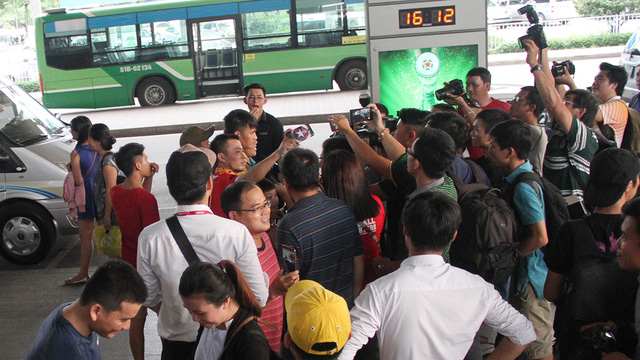 ĐT Việt Nam về đến TPHCM, sẵn sàng cho bán kết AFF Cup 2016 - Ảnh 12.