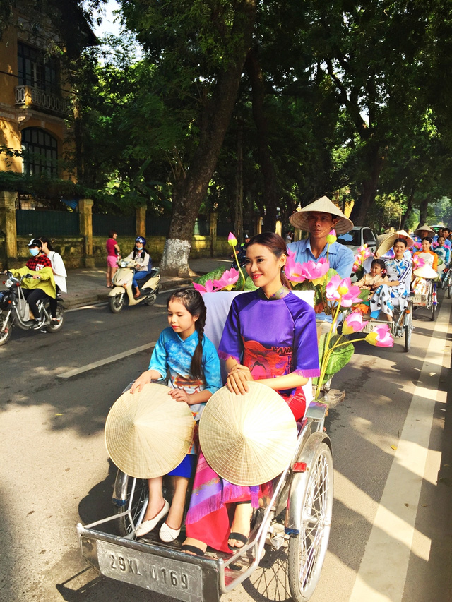 Dàn nghệ sĩ gạo cội diễu hành áo dài trên các tuyến phố Hà Nội - Ảnh 15.