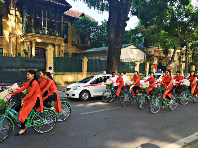 Dàn nghệ sĩ gạo cội diễu hành áo dài trên các tuyến phố Hà Nội - Ảnh 17.