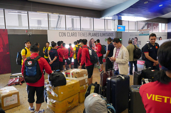 Tuyển Futsal Việt Nam đã có mặt tại Medellin sau hơn nửa ngày di chuyển - Ảnh 2.