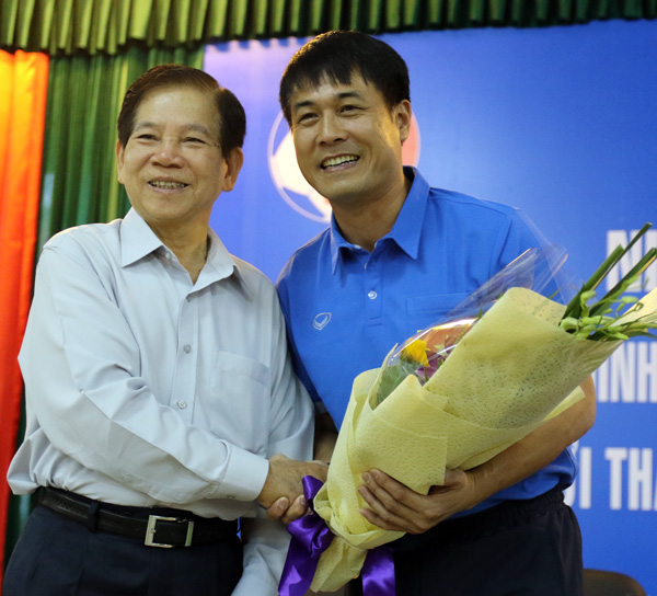 Nguyên Chủ tịch nước Nguyễn Minh Triết thăm và động viên các ĐT Việt Nam - Ảnh 2.