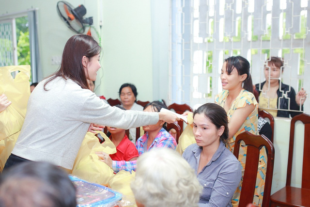 Á hậu Hoàng Oanh, Thuỳ Dung mang trung thu về với trẻ khuyết tật Tây Ninh - Ảnh 3.