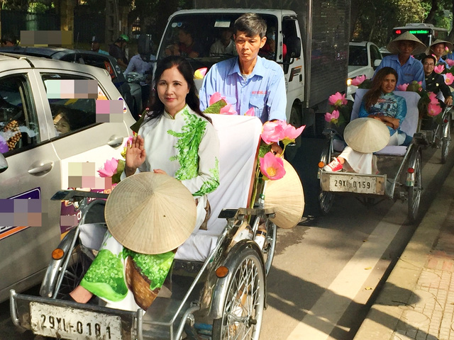 Dàn nghệ sĩ gạo cội diễu hành áo dài trên các tuyến phố Hà Nội - Ảnh 4.