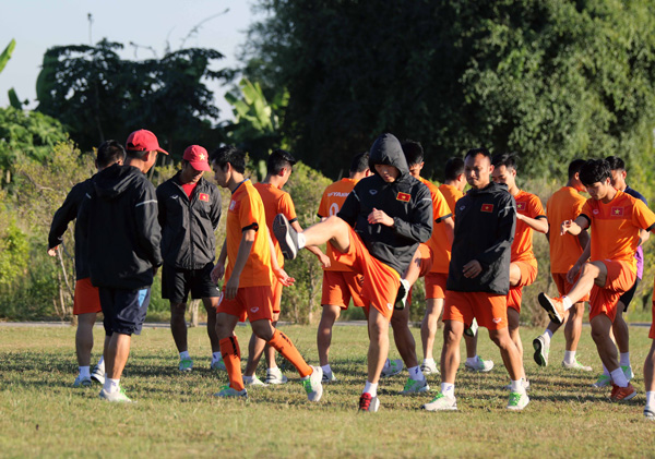 Chùm ảnh: ĐT Việt Nam thư giãn trong buổi tập đầu tiên tại Nay Pyi Taw - Ảnh 4.