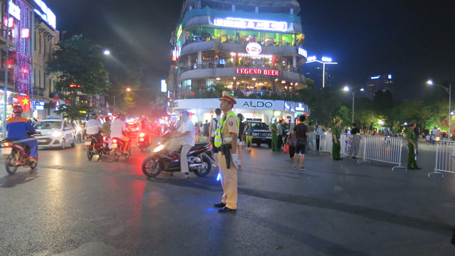 Ngày đầu tiên trên phố đi bộ quanh hồ Hoàn Kiếm - Ảnh 4.