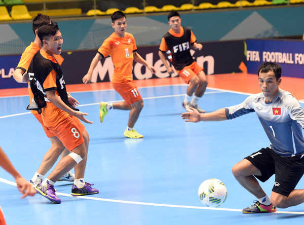 Tuyển Futsal Việt Nam đã có mặt tại Medellin sau hơn nửa ngày di chuyển - Ảnh 4.