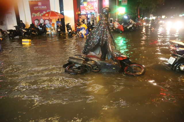 Mưa lớn kinh hoàng, TP.HCM hứng chịu trận ngập lịch sử - Ảnh 6.