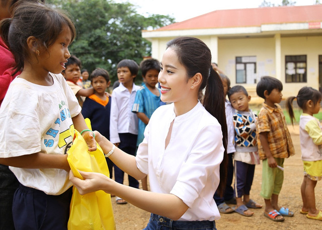 Hoa khôi Nam Em vượt 300km mang trung thu đến với trẻ em KHo - Ảnh 4.