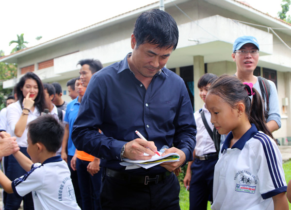  ĐTQG Việt Nam thăm làng trẻ SOS: Tiếp thêm động lực từ những vòng tay yêu thương - Ảnh 4.
