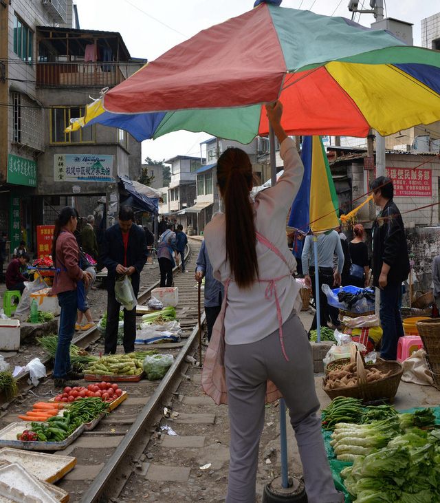 Cận cảnh khu chợ nguy hiểm nhất thế giới - Ảnh 5.