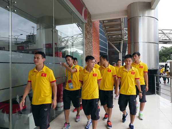 ĐT Futsal Việt Nam rạng rỡ đi shopping sau khi vượt qua vòng bảng World Cup - Ảnh 4.