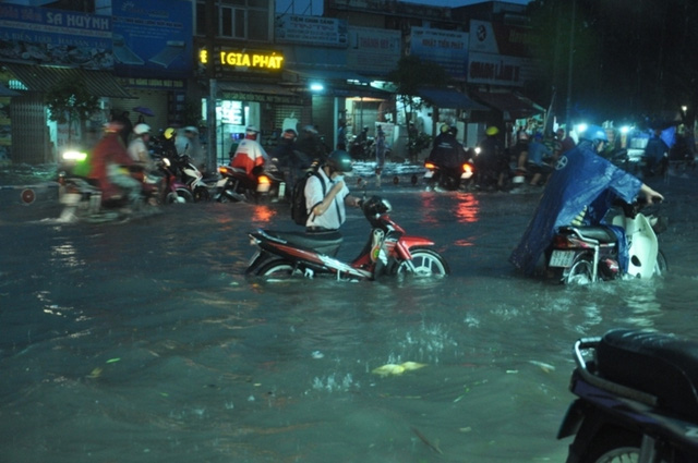 Mưa lớn kinh hoàng, TP.HCM hứng chịu trận ngập lịch sử - Ảnh 7.