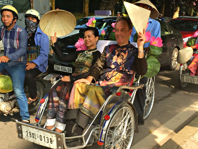 Dàn nghệ sĩ gạo cội diễu hành áo dài trên các tuyến phố Hà Nội - Ảnh 6.